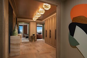 Down comforters, memory foam beds, minibar, in-room safe - JW Marriott Essex House New York (New York)