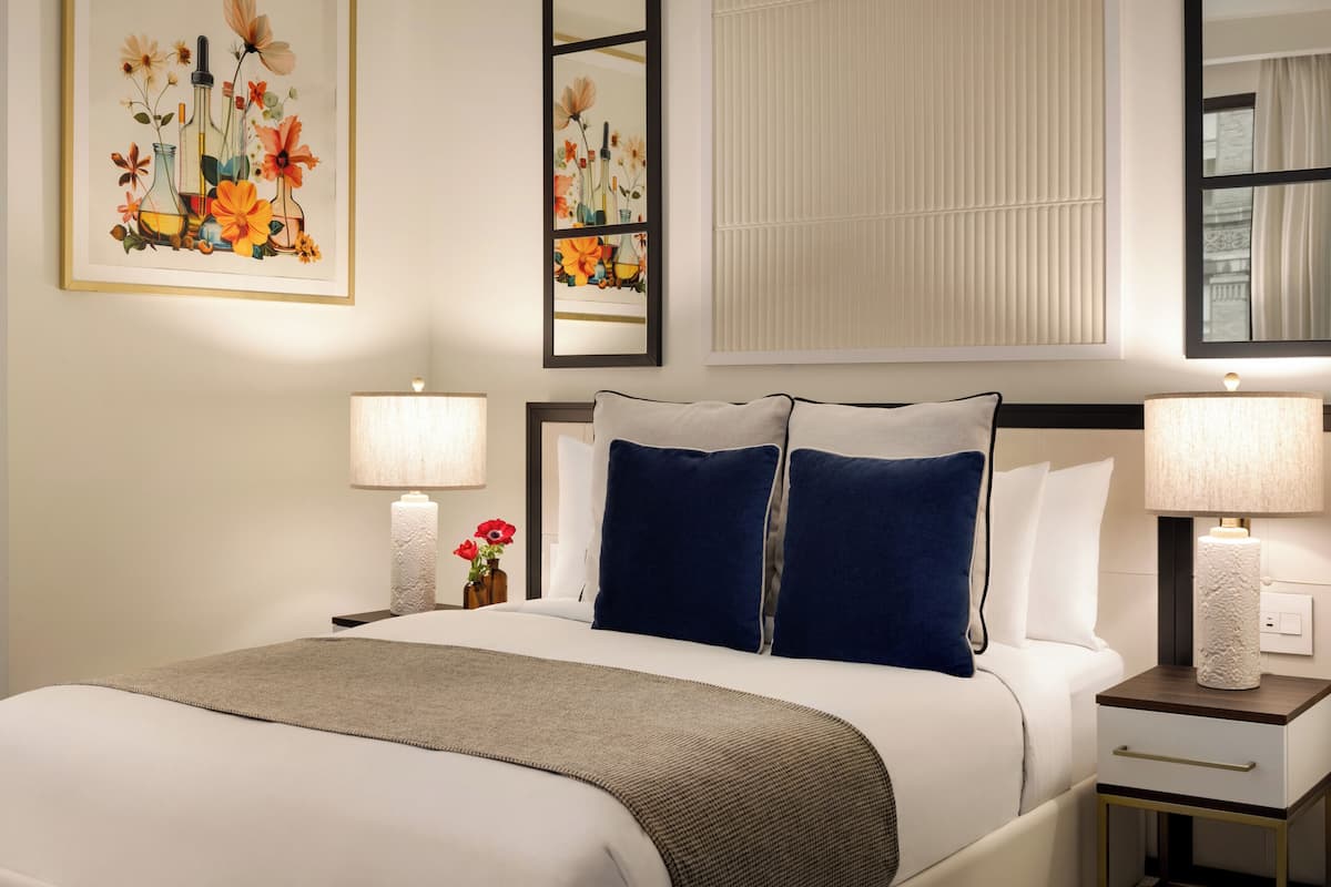 Deluxe Room, 1 Queen Bed | 1 bedroom, down comforters, in-room safe, desk