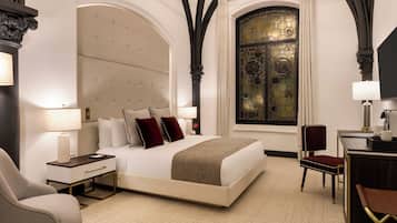 Deluxe suite | 1 slaapkamer, donsdekens, een kluis op de kamer, een bureau