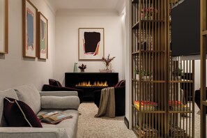 55-inch LED TV with cable channels - Eurostars The Chemists’ Club Hotel (New York)