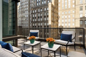 Down comforters, in-room safe, desk, laptop workspace - Eurostars The Chemists’ Club Hotel (New York)