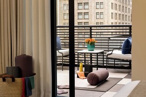 Quarto luxo, 1 cama Queen, terraço | 1 quarto, edredons de pluma, cofres nos quartos, escrivaninha