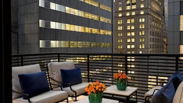 Deluxe kamer, 1 queensize bed, terras | 1 slaapkamer, donsdekens, een kluis op de kamer, een bureau