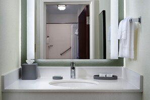 Combined shower/bathtub, free toiletries, hair dryer, towels