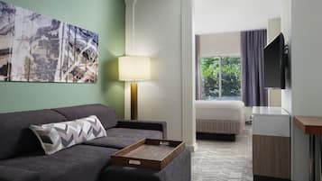 Escriptori, planxa i posts de planxar, wifi gratuïta i roba de llit