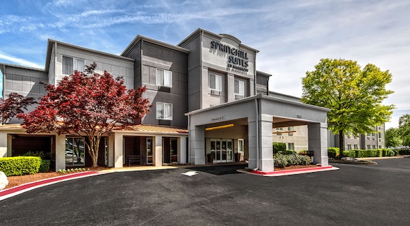 Vista frontal de la propiedad