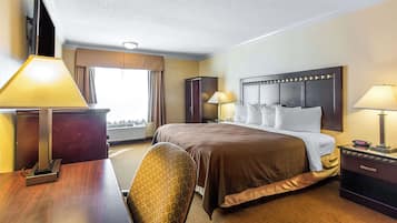Escritorio, espacio para trabajar con laptop y cortinas blackout