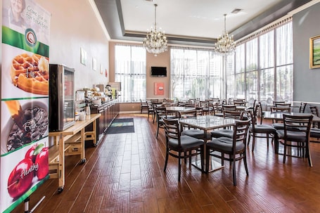 Café da manhã com buffet grÔtis todos os dias