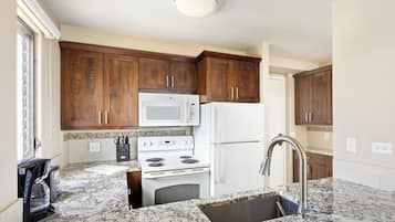 Room, 1 Bedroom, Corner | Private kitchen