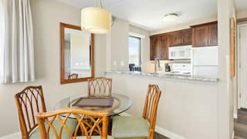 Room, 1 Bedroom, Corner | Private kitchen | Coffee/tea maker, fridge, microwave, oven