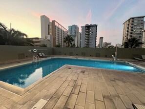 Hồ bơi trong nhà, mở cửa từ 15:00 đến 22:00, ghế dài tắm nắng 