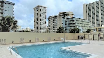 Una piscina techada, sillones reclinables de piscina