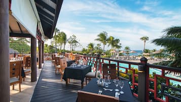 9 restaurants, serveren ontbijt, lunch, diner, internationale gerechten