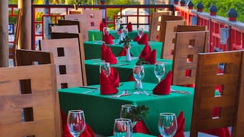 9 restaurants, breakfast, lunch, dinner served; international cuisine