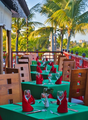 9 restaurants, breakfast, lunch, dinner served; international cuisine