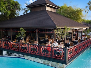 9 restaurants, breakfast, lunch, dinner served; international cuisine