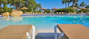 11 buitenzwembaden, parasols voor strand/zwembad