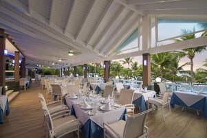 9 间餐厅，供应早餐、午餐和晚餐，国际美食