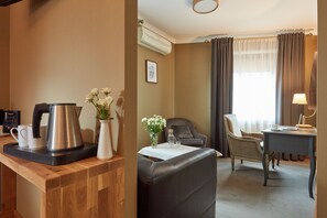Deluxe Double Room | Living area | 32-inch LCD TV with satellite channels, TV