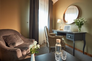 Deluxe Double Room | Living area | 32-inch LCD TV with satellite channels, TV