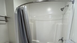 Combined shower/tub, hair dryer (on request), towels - Lake View Inn (Lake George)