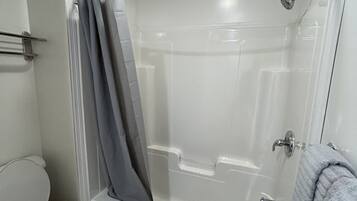 Combined shower/tub, hair dryer, towels