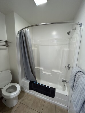 Combined shower/bathtub, hair dryer, towels