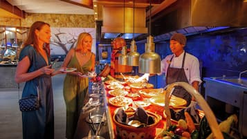 Una mesa de buffet con diversos platos y cubiertos.