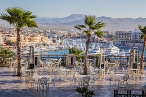 5 bars-salons, bar dans la piscine, bar attenant à la piscine