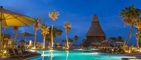 3 piscines extérieures, parasols de plage, chaises longues