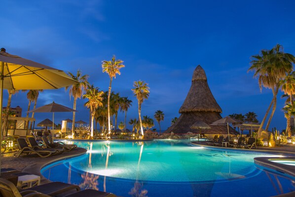 3 piscines extérieures, parasols, chaises longues