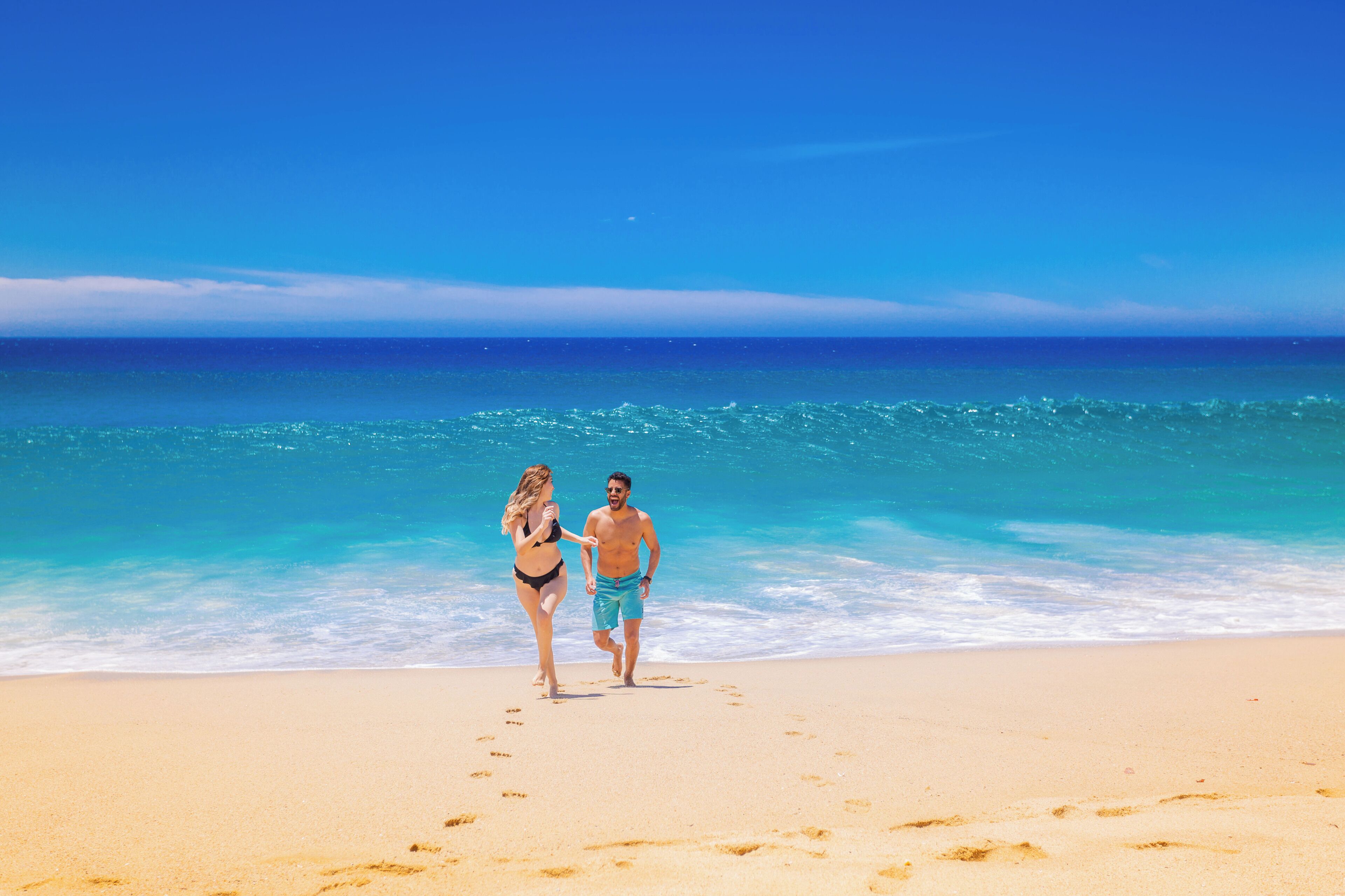 En la playa, camastros, sombrillas y toallas de playa 