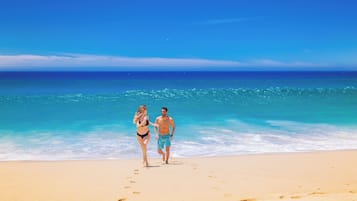 En la playa, camastros, sombrillas y toallas de playa