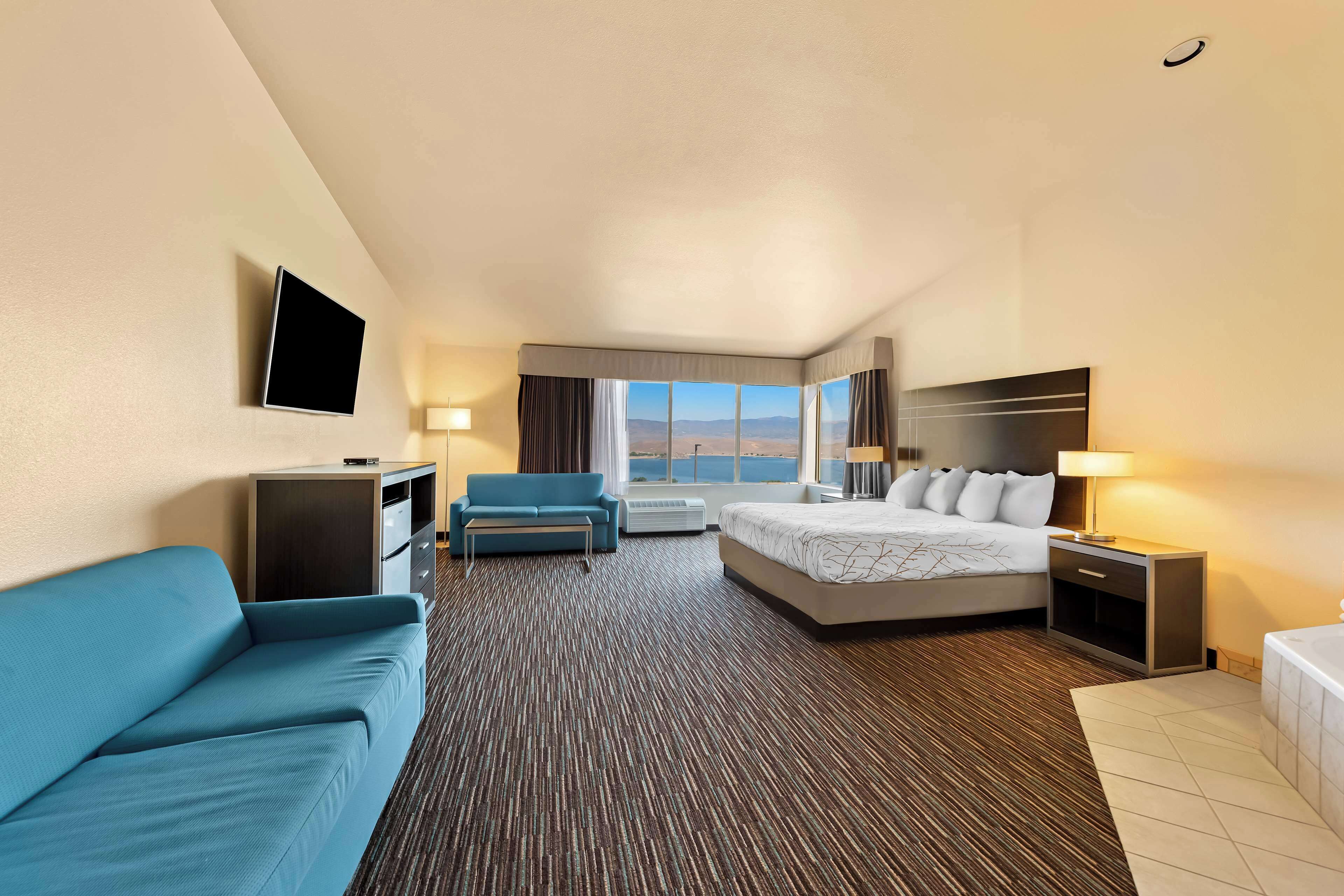 standard room, 1 king bed, non smoking, jetted tub (larger room) | in-room safe, desk, blackout curtains, iron/ironing board