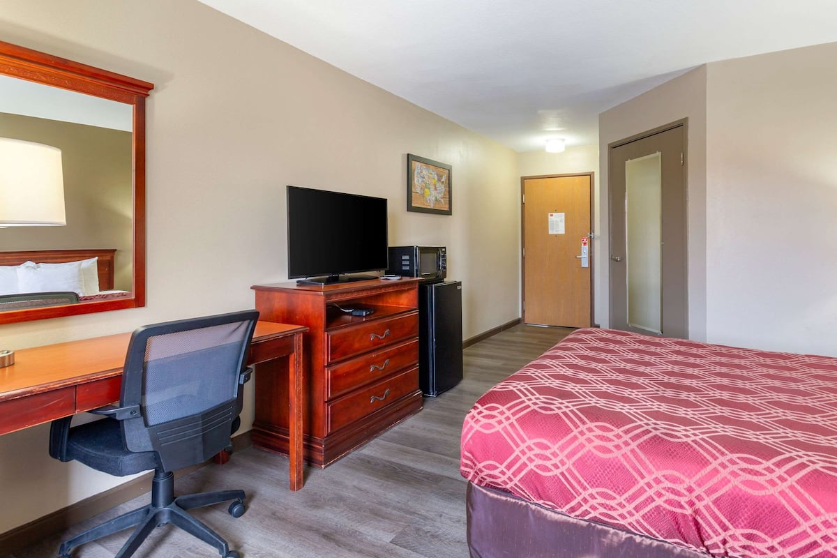 Room, 1 Queen Bed, Accessible, Non Smoking | Desk, iron/ironing board, free WiFi, bed sheets