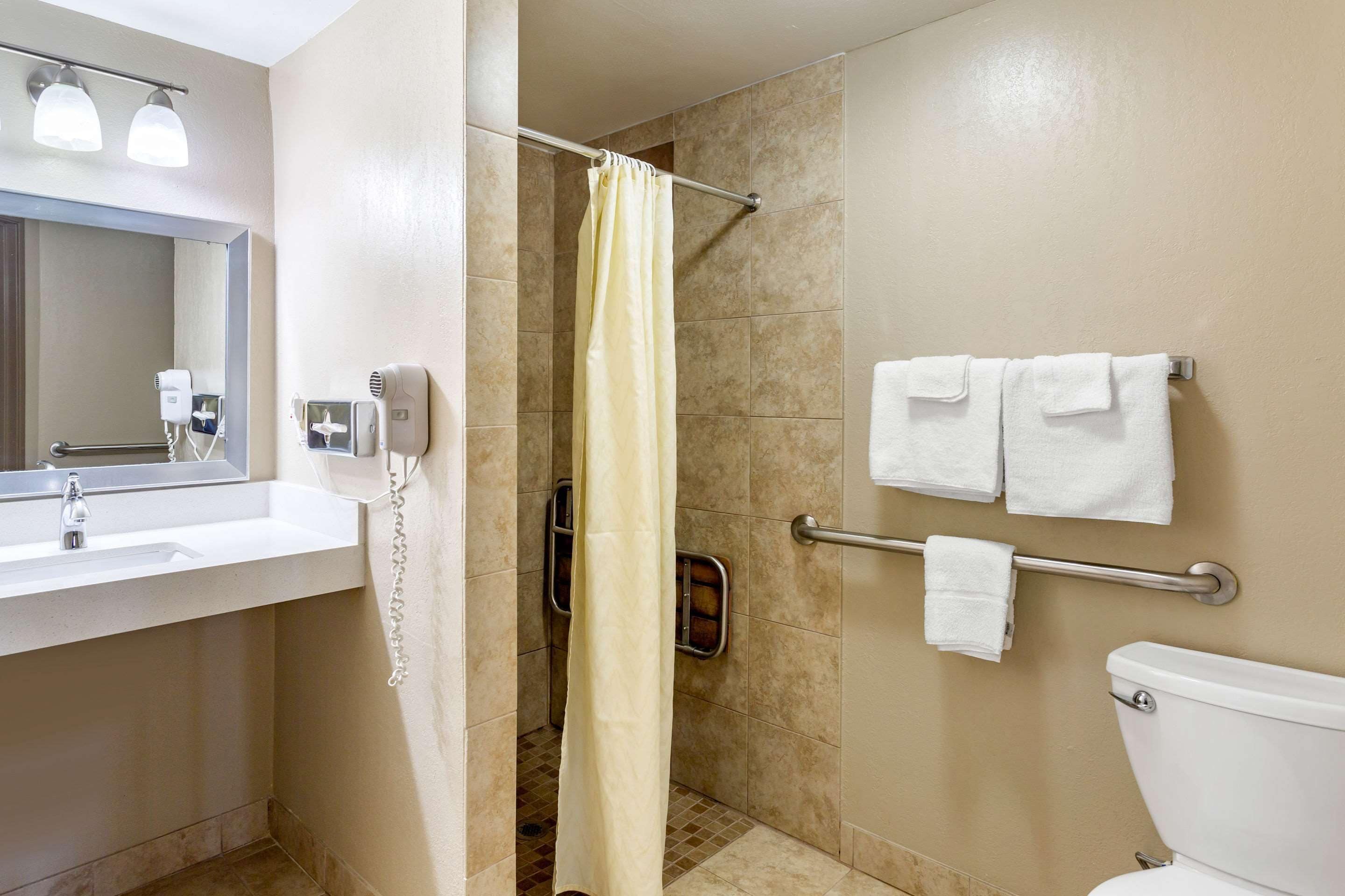 room, 1 queen bed, accessible, non smoking | bathroom | combined shower/bathtub, hair dryer, towels