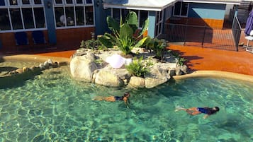 Piscine extérieure, parasols de plage, chaises longues