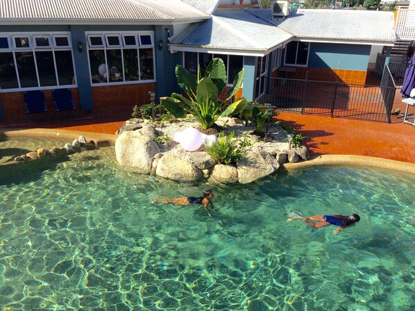 Piscine extérieure, parasols, chaises longues