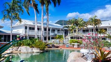 Kolam renang terbuka, payung kolam, kerusi lepak pantai