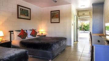 Twin Room | Peti besi dalam bilik, meja, ruang kerja komputer riba