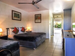 Twin Room | 1 bedroom, in-room safe, desk, laptop workspace