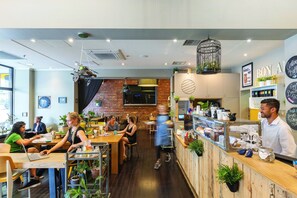 Petit-déjeuner, déjeuner et dîner servis sur place