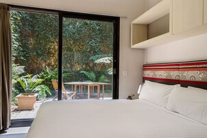 Courtyard Room | Individually decorated, individually furnished, soundproofing