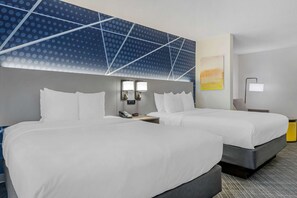 Studio suite, 2 queensize bedden, niet-roken | Een kluis op de kamer, een bureau, geluiddichte muren