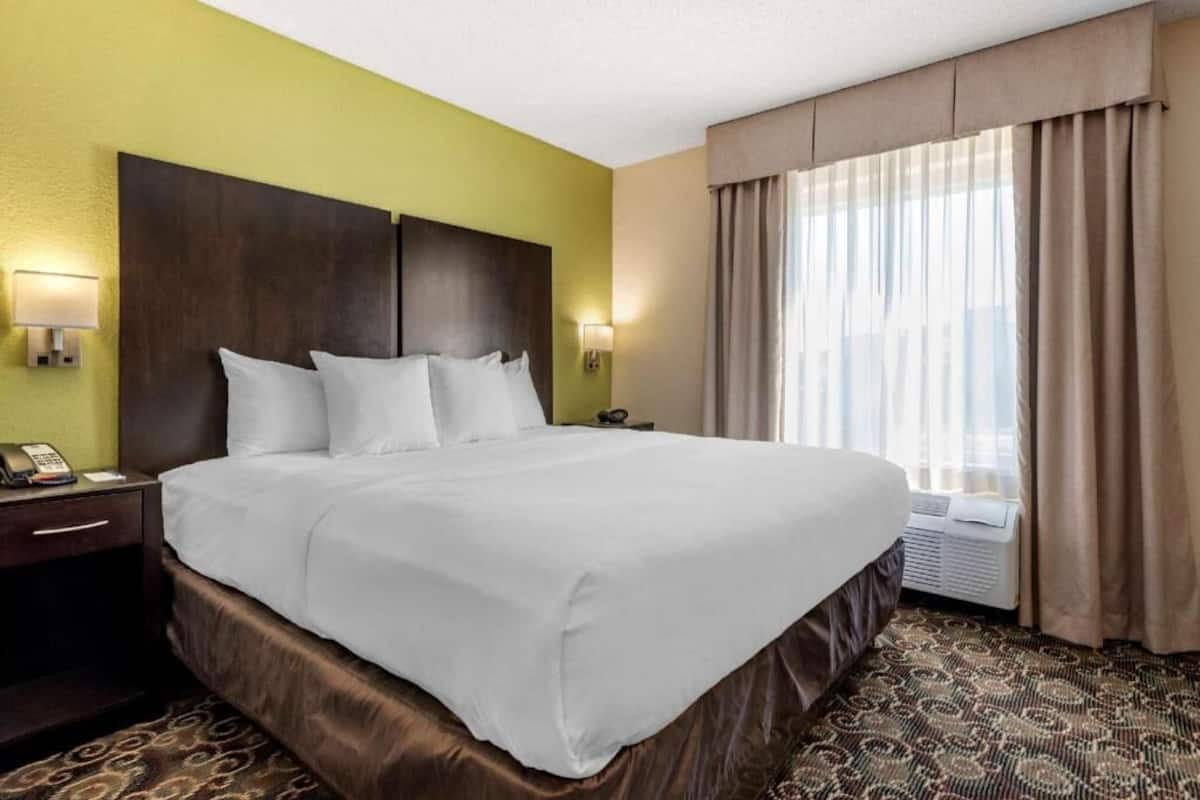 In-room safe, desk, soundproofing, iron/ironing board