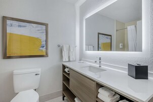 Ducha y bañera combinadas y artículos de higiene personal gratuitos