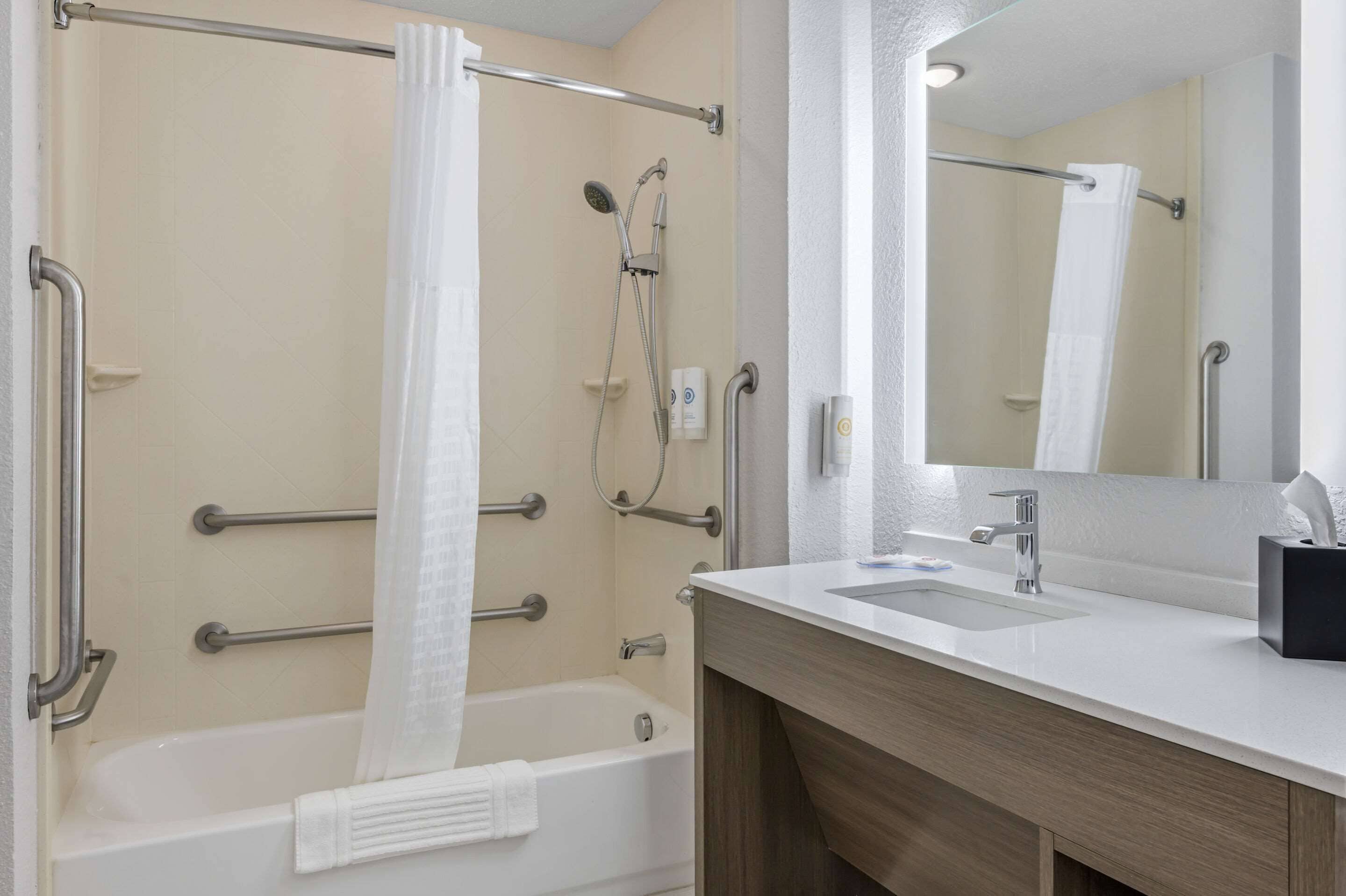 suite, 1 king bed with sofa bed, accessible, non smoking | bathroom | combined shower/bathtub, free toiletries, hair dryer, towels