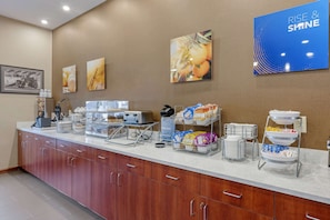 Free on-the-go breakfast on weekends - Comfort Suites West Indianapolis - Brownsburg (Brownsburg)