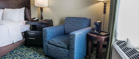 Standard Room, 1 King Bed, Non Smoking | Bathroom