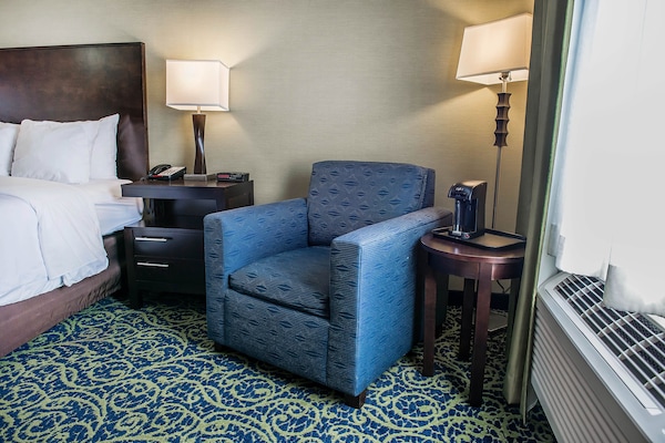 Standard Room, 1 King Bed, Non Smoking | Bathroom